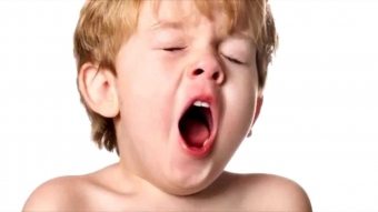 Prečo dieťa často vzdychne a zívne: poradca pediatra