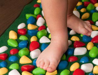 Hvorfor forekommer flat føtter hos barn under 1 år gammel?