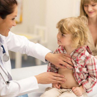 Kenapa terdapat sakit berhampiran pusat pada kanak-kanak: cara rawatan