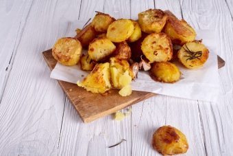 Vi väljer den perfekta såsen för potatis som framställts på olika sätt