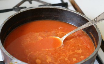 Sos dengan pasta dan tepung tomato: resipi mudah dan rahsia memasak