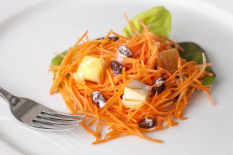 Salad pemakanan yang berguna dari kubis, epal dan wortel: resipi terbaik