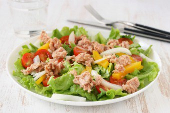 Naudingos mitybos salotos iš kopūstų, obuolių ir morkų: geriausi receptai