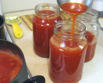 冬に役立つ飲み物：おいしいトマトジュースを調理するためのレシピ