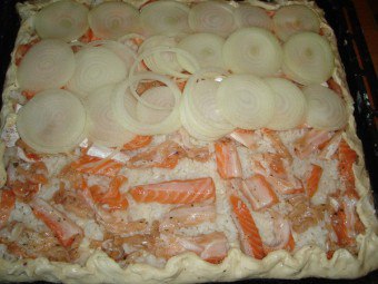 Pesta di atas meja anda - salmon dengan salmon dan kentang dalam ketuhar