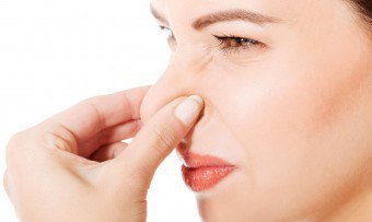 鼻からの不快臭の原因と治療