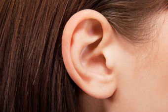 أسباب وعواقب الدبابيس وراء الأذن