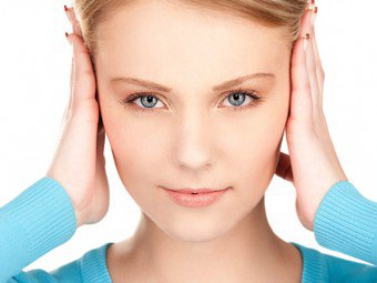 البثور وراء الأذنين: أسباب ظهورها ، وكيفية التخلص منها