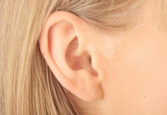 البثور وراء الأذنين: أسباب ظهورها ، وكيفية التخلص منها