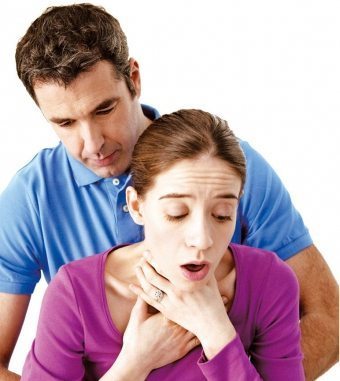 Útoky udusenia na krku a hrdle. Čo spôsobuje tento príznak?