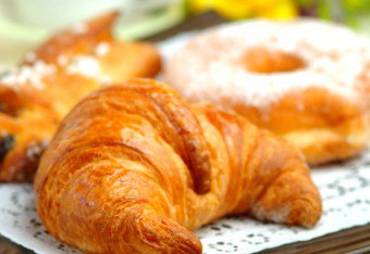 Vi reser till Frankrike: vi förbereder croissanter från blöta bakverk
