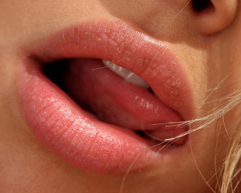 Bobler i munnhulen og i tungen er en defekt eller symptom på sykdommen?