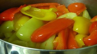 Forskjellige oppskrifter for å lage hermetisert pepper til vinteren