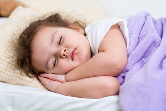 เด็กนอนหลับด้วยตาครึ่งเปิด - บรรทัดฐานหรือส่วนเบี่ยงเบน?