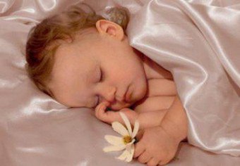 Vaikas stengiasi verkti: kokia yra šio kūdikio naktinio elgesio priežastis ir kaip jam padėti?