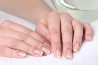 Ribbade naglar på händerna: orsaker och korrigerande åtgärder