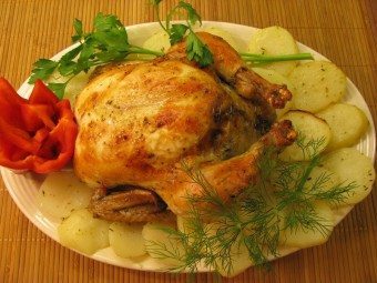 Ricette per cucinare pollo intero in forno, microonde e multivark