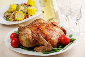 Ricette per cucinare pollo intero in forno, microonde e multivark