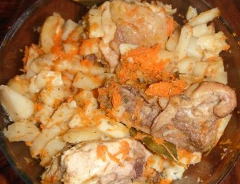 Ricette di piatti deliziosi di patate, pollo e funghi