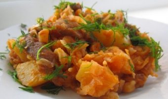 Ricette di piatti deliziosi di patate, pollo e funghi