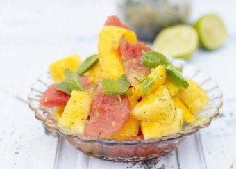 Reštaurácia na stole - exotický mango salát