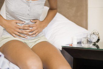 Sakit tajam di perut: lari ke doktor atau minum pil?