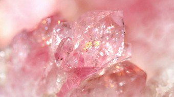 Ružový kameň - symbol ženskosti a krásy