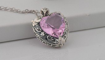 Ružový kameň - symbol ženskosti a krásy