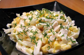 Salad cumi dengan telur: bagaimana anda dapat mengubah resipi memasak