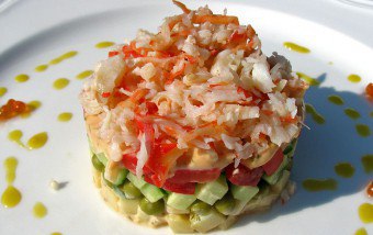 Sałatka z krabami: szybki i smaczny przepis