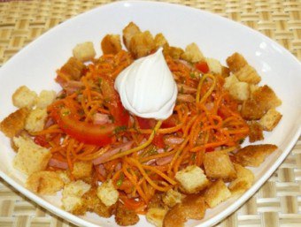 Salada com cenoura e croutons