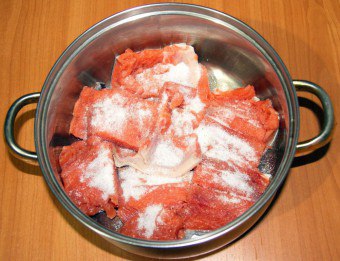 Hemligheter och regler för saltning av lax i hemmet