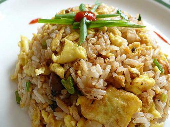 Hemligheter av orientalisk matlagning: matlagning stekt ris med grönsaker