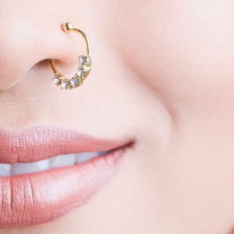 Anting-anting di hidung: pilihan untuk perhiasan, cara memasukkan, tarik dan peduli?