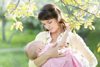 授乳中の母親の乳首の症状と治療