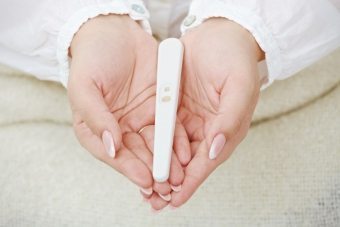 Słaby drugi pasek na teście ciążowym - co mówi?
