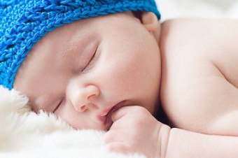 النوم على المعدة - خطر على الطفل؟