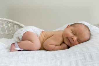 뱃속에서 잠을 자지 - 아기에게 위험한가?