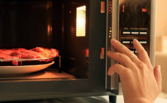 Dapur moden: ketuhar gelombang mikro adalah satu kemestian!