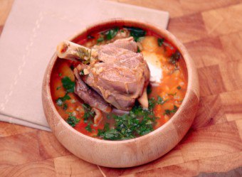 Sopa de cordeiro é um primeiro prato inigualável na sua mesa
