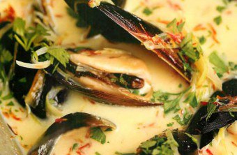 Soup med musslor: den första maträtten för gourmeter