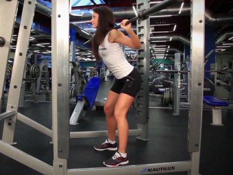 Teknik berjongkok dengan bar untuk perempuan. Bagaimana untuk mengepam otot punggung?