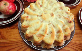 요구르트에 케이크 : 맛있고 섬세한 파이를 요리하는 방법