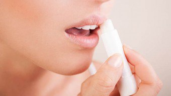 Sprickande och fläckande läppar - vad är orsaken?