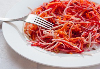 Pancar temelinde kilo kaybı için en iyi üç salata: lezzetli ve sağlıklı bir diyete başlıyoruz