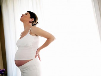 Ele puxa a parte inferior das costas no início da gravidez e depois: as causas naturais da dor e patologia