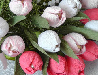 Tulip dari gula-gula dan kertas beralun: lakukan sendiri