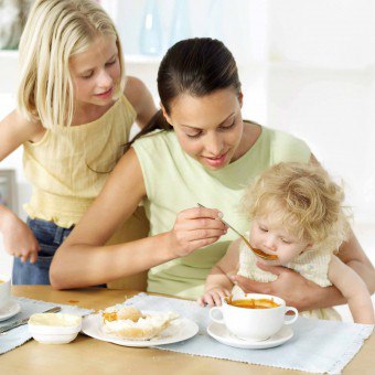 Ensinar uma criança a comer sem lágrimas