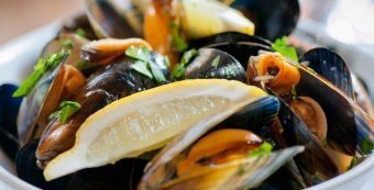 Lär dig att laga skaldjur: sätt att laga musslor och reglerna för deras val