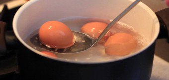 Naučiť sa variť vajcia vo vrecku